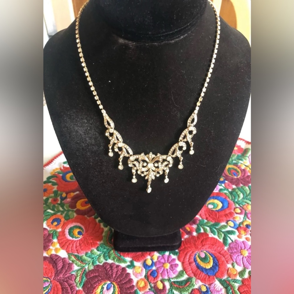 CRYSTAL STATEMENT NECKLACE